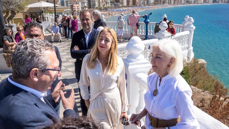 Las esculturas monumentales ‘Silvia’ y ‘María’ de Jaume Plensa lucen ya en Benidorm