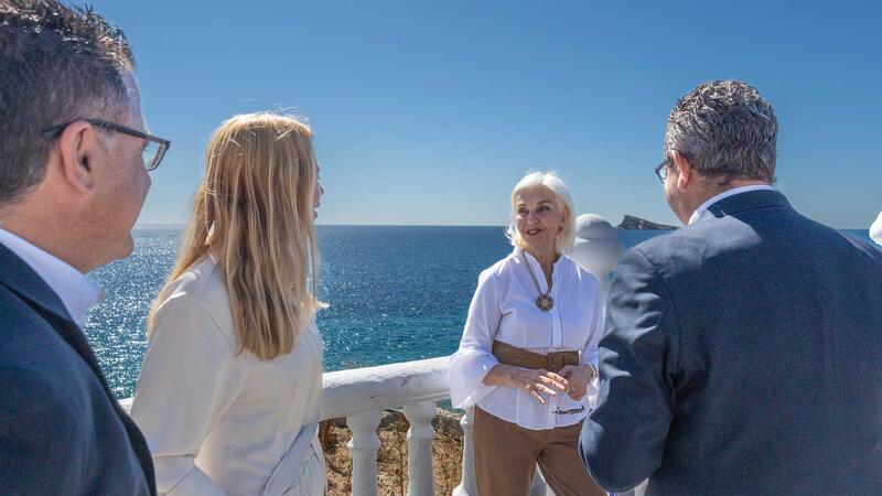 Las esculturas monumentales ‘Silvia’ y ‘María’ de Jaume Plensa lucen ya en Benidorm