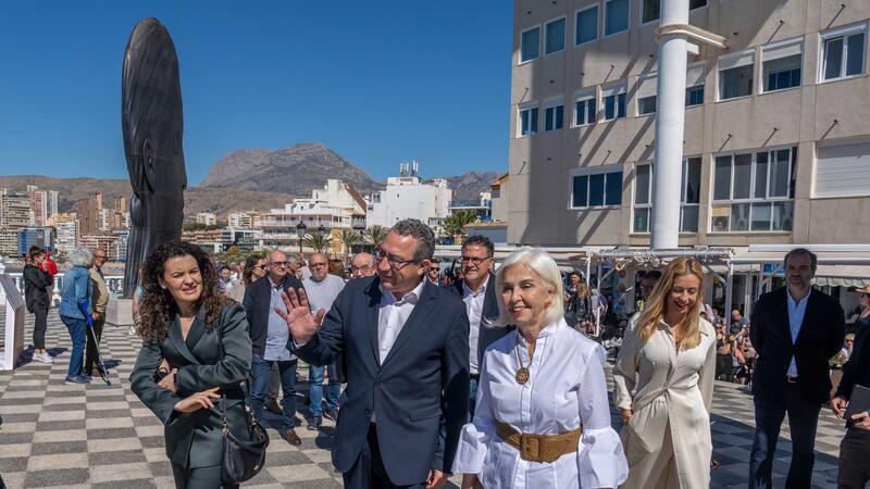 Las esculturas monumentales ‘Silvia’ y ‘María’ de Jaume Plensa lucen ya en Benidorm