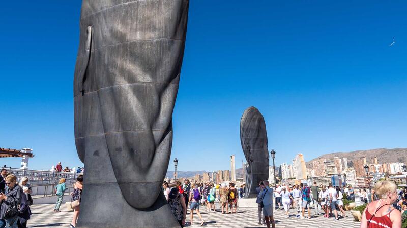 Las esculturas monumentales ‘Silvia’ y ‘María’ de Jaume Plensa lucen ya en Benidorm