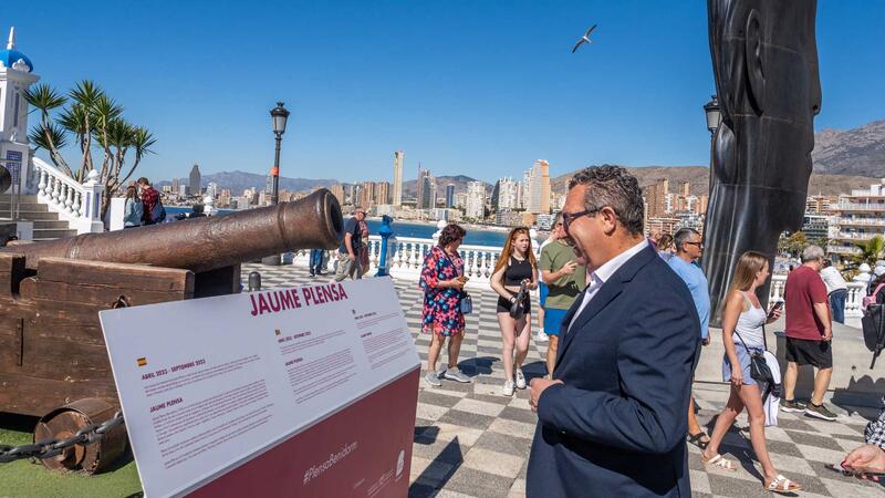 Las esculturas monumentales ‘Silvia’ y ‘María’ de Jaume Plensa lucen ya en Benidorm