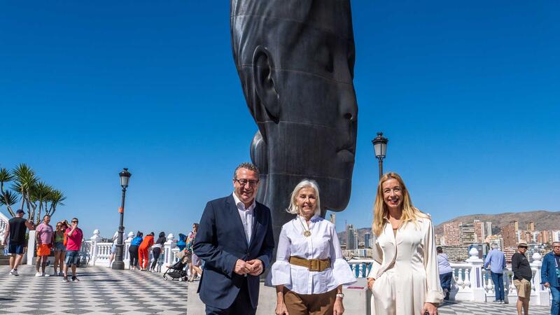 Las esculturas monumentales ‘Silvia’ y ‘María’ de Jaume Plensa lucen ya en Benidorm