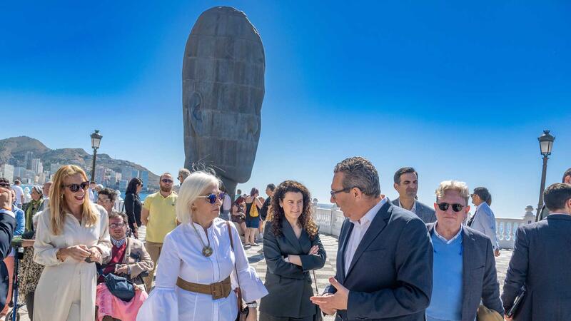 Las esculturas monumentales ‘Silvia’ y ‘María’ de Jaume Plensa lucen ya en Benidorm