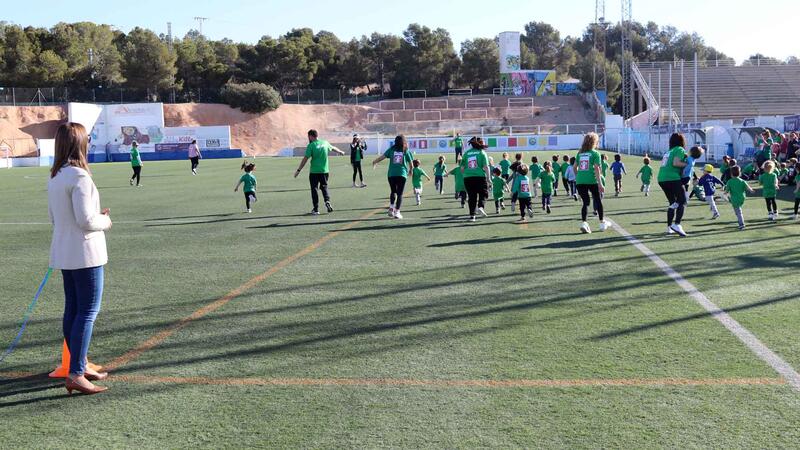 The students of the CEIP Ausiàs March celebrate Sports Day with a charity race in favor of