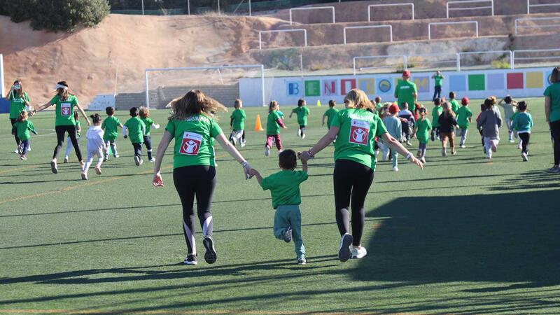 The students of the CEIP Ausiàs March celebrate Sports Day with a charity race in favor of