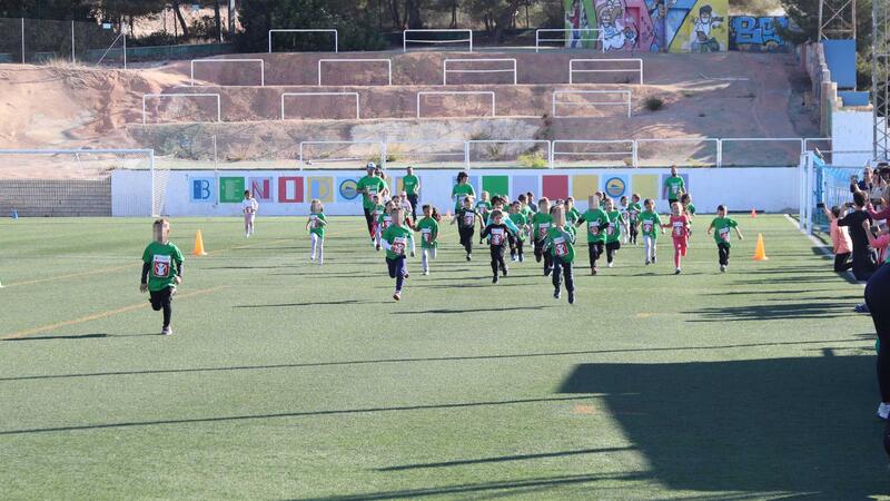 The students of the CEIP Ausiàs March celebrate Sports Day with a charity race in favor of