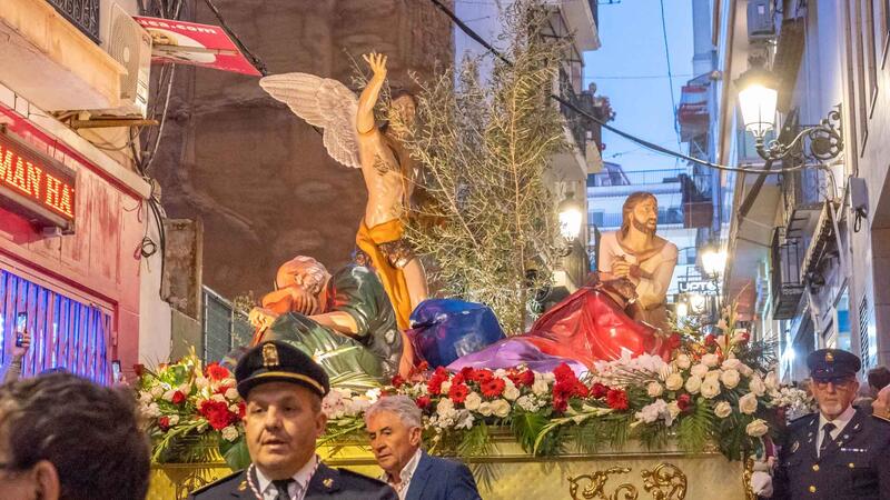 Las cofradías y hermandades de Benidorm acompañan al Santo Sepulcro en la Procesión General