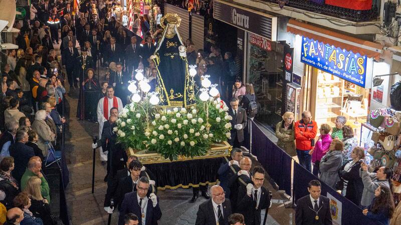 Las cofradías y hermandades de Benidorm acompañan al Santo Sepulcro en la Procesión General