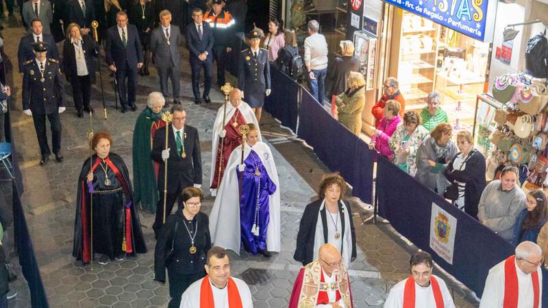 Las cofradías y hermandades de Benidorm acompañan al Santo Sepulcro en la Procesión General