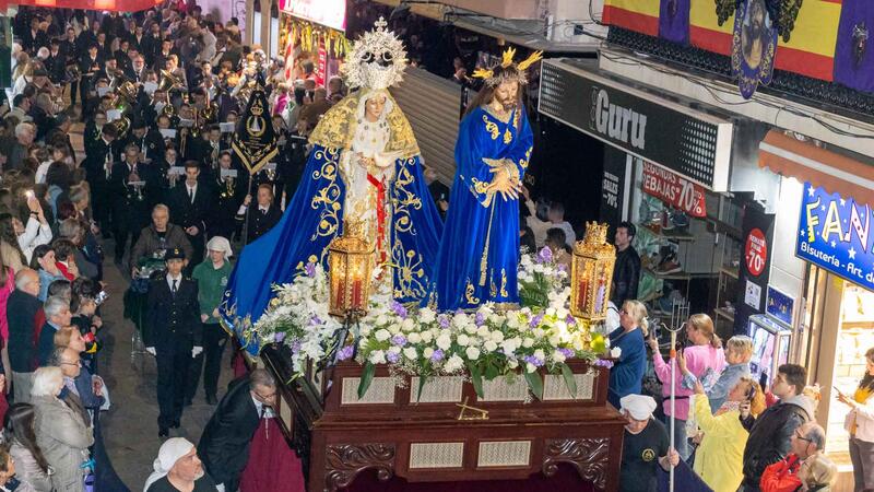 Las cofradías y hermandades de Benidorm acompañan al Santo Sepulcro en la Procesión General