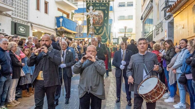 Las cofradías y hermandades de Benidorm acompañan al Santo Sepulcro en la Procesión General
