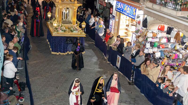 Las cofradías y hermandades de Benidorm acompañan al Santo Sepulcro en la Procesión General