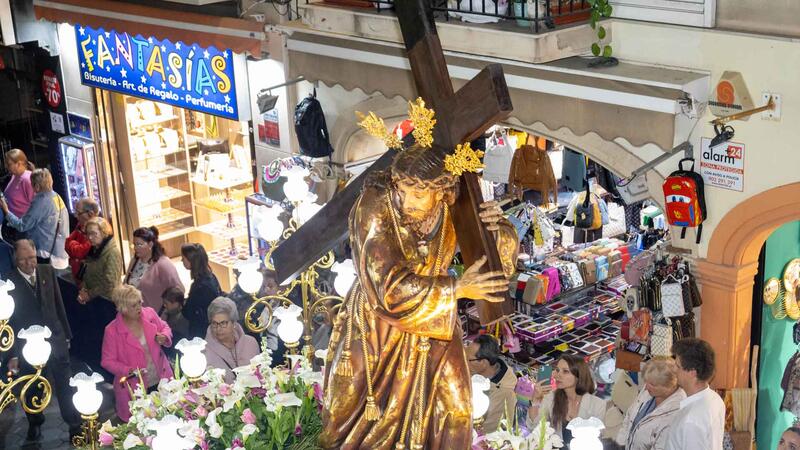 Las cofradías y hermandades de Benidorm acompañan al Santo Sepulcro en la Procesión General