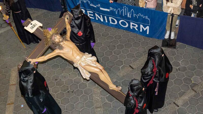 Las cofradías y hermandades de Benidorm acompañan al Santo Sepulcro en la Procesión General