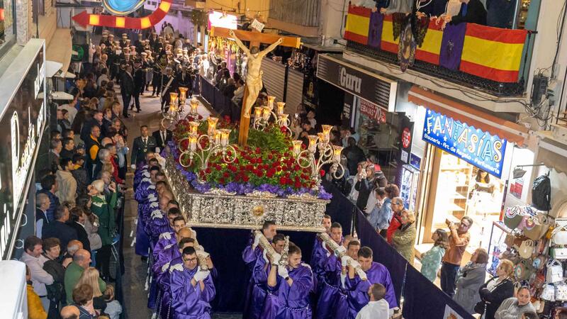 Las cofradías y hermandades de Benidorm acompañan al Santo Sepulcro en la Procesión General