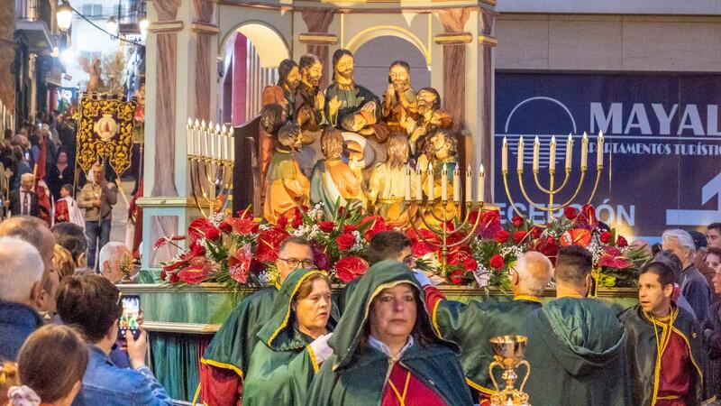 Las cofradías y hermandades de Benidorm acompañan al Santo Sepulcro en la Procesión General