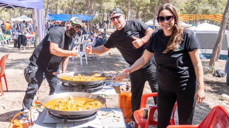 Miles de peñistas celebran ‘La Mona’ en el Parc de la Séquia Mare
