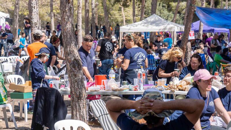 Miles de peñistas celebran ‘La Mona’ en el Parc de la Séquia Mare