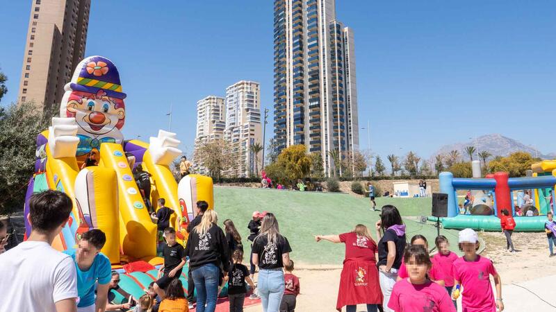 Miles de peñistas celebran ‘La Mona’ en el Parc de la Séquia Mare