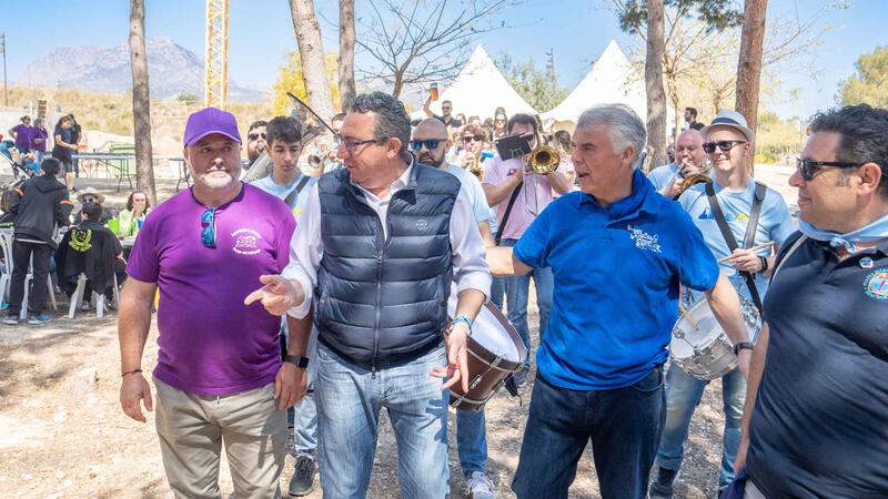 Miles de peñistas celebran ‘La Mona’ en el Parc de la Séquia Mare