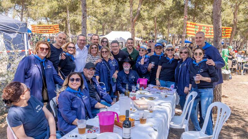 Miles de peñistas celebran ‘La Mona’ en el Parc de la Séquia Mare