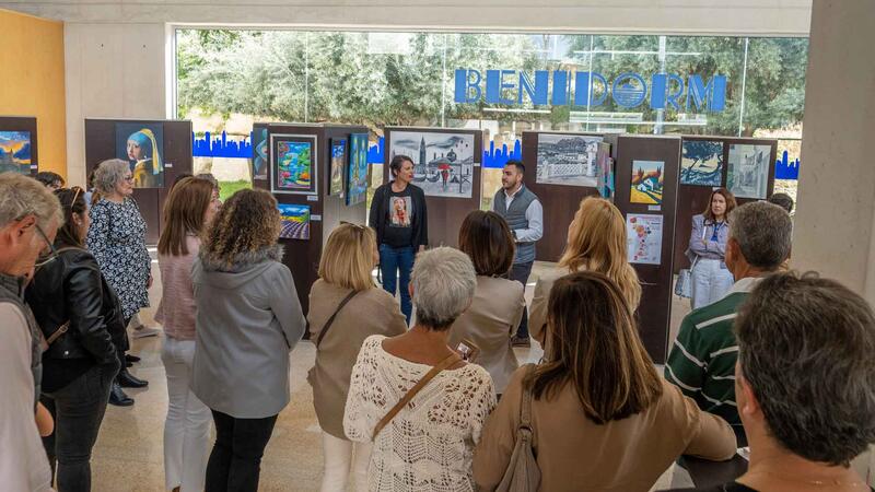 L’Espai d’Art acoge una muestra con las obras de los talleres de pintura de Maduixa Art y la Asociación Benidorm Cosmopolitan