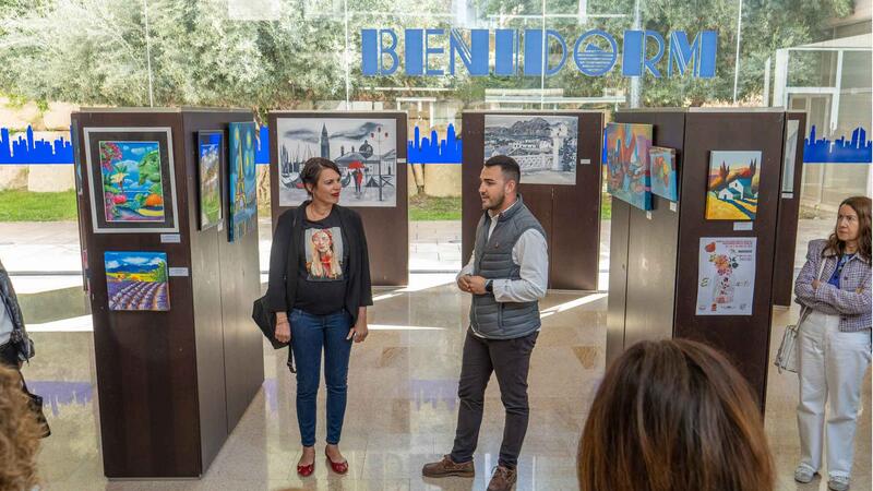 L’Espai d’Art acoge una muestra con las obras de los talleres de pintura de Maduixa Art y la Asociación Benidorm Cosmopolitan