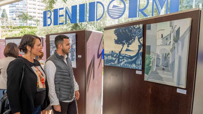 L’Espai d’Art acoge una muestra con las obras de los talleres de pintura de Maduixa Art y la Asociación Benidorm Cosmopolitan