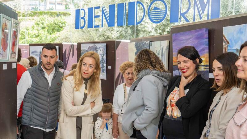 L’Espai d’Art acoge una muestra con las obras de los talleres de pintura de Maduixa Art y la Asociación Benidorm Cosmopolitan