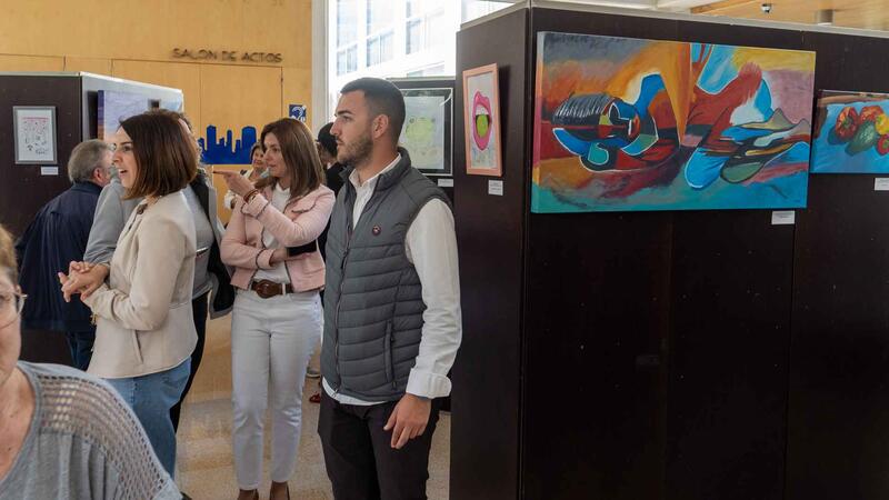 L’Espai d’Art acoge una muestra con las obras de los talleres de pintura de Maduixa Art y la Asociación Benidorm Cosmopolitan