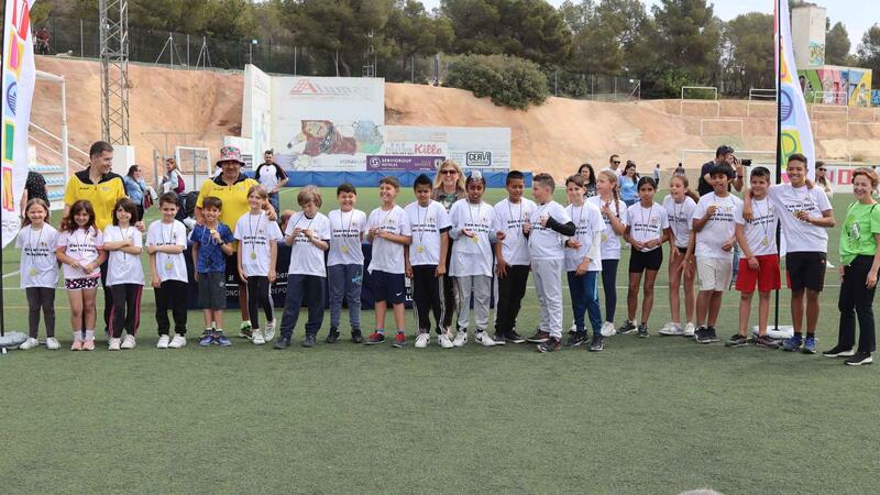 Sports delivers the medals of the School Games to the schools in Benidorm