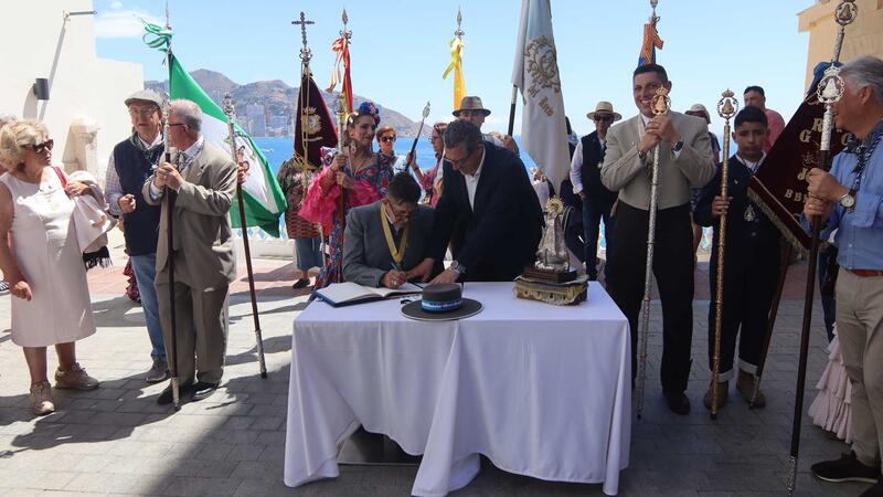 Las salves rocieras suenan de nuevo en las calles de Benidorm en el 25º aniversario de la Hermandad de Nuestra Señora del Rocío
