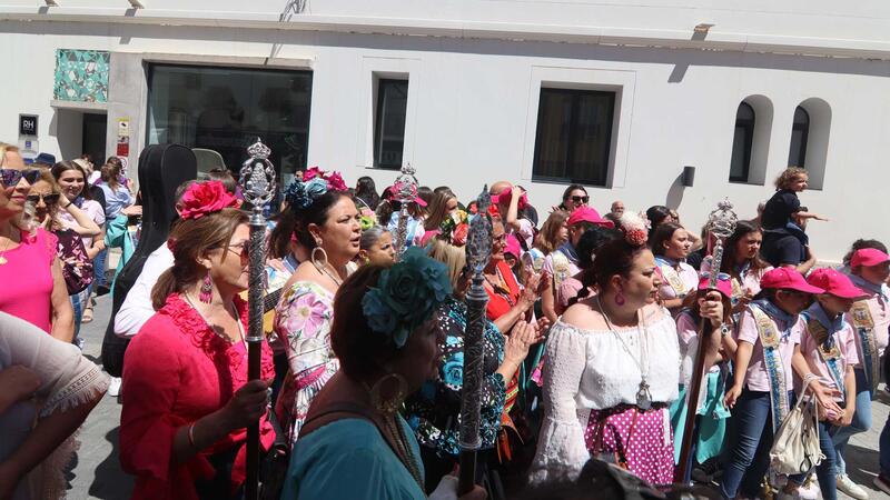 Las salves rocieras suenan de nuevo en las calles de Benidorm en el 25º aniversario de la Hermandad de Nuestra Señora del Rocío