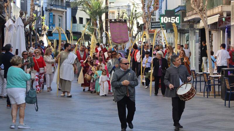 Centenares de vecinos y turistas celebran en Benidorm la tradicional ‘Bendición de la palma’ como inicio de la Semana Santa