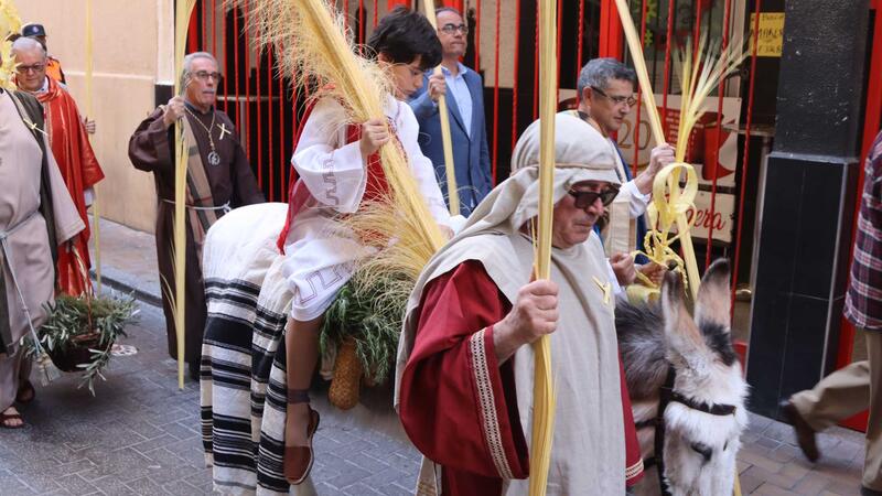 Centenares de vecinos y turistas celebran en Benidorm la tradicional ‘Bendición de la palma’ como inicio de la Semana Santa