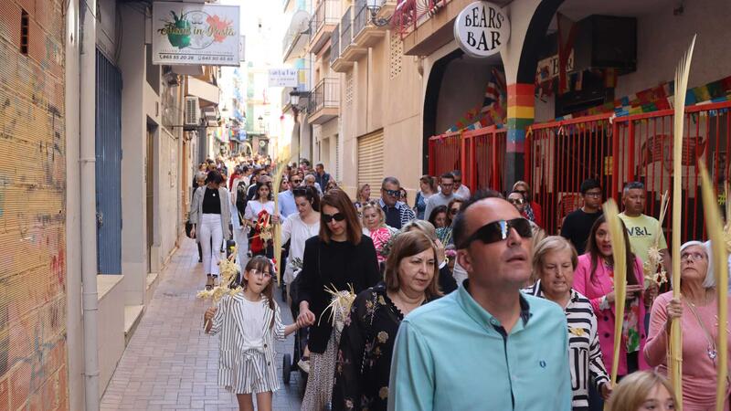 Centenares de vecinos y turistas celebran en Benidorm la tradicional ‘Bendición de la palma’ como inicio de la Semana Santa