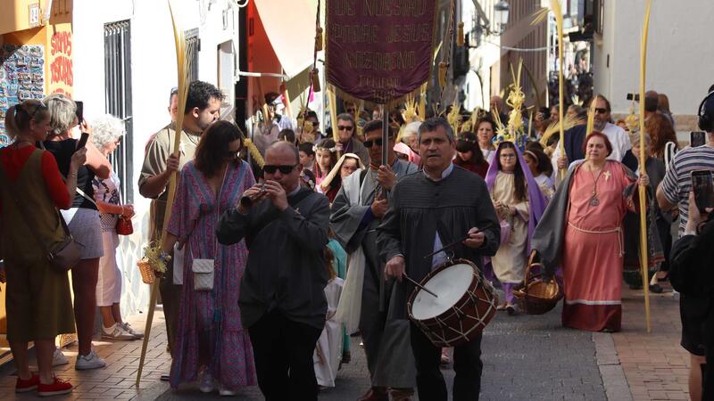 Centenares de vecinos y turistas celebran en Benidorm la tradicional ‘Bendición de la palma’ como inicio de la Semana Santa