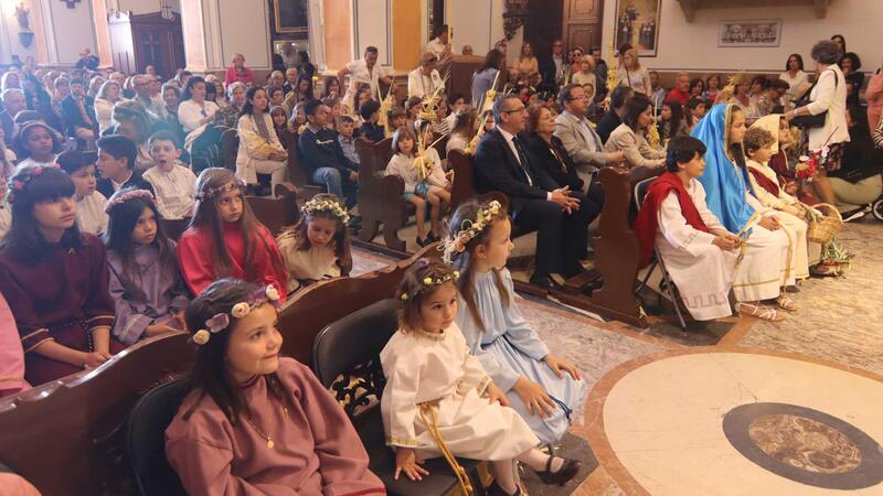 Centenares de vecinos y turistas celebran en Benidorm la tradicional ‘Bendición de la palma’ como inicio de la Semana Santa