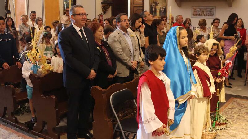 Centenares de vecinos y turistas celebran en Benidorm la tradicional ‘Bendición de la palma’ como inicio de la Semana Santa