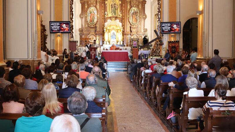 Centenares de vecinos y turistas celebran en Benidorm la tradicional ‘Bendición de la palma’ como inicio de la Semana Santa