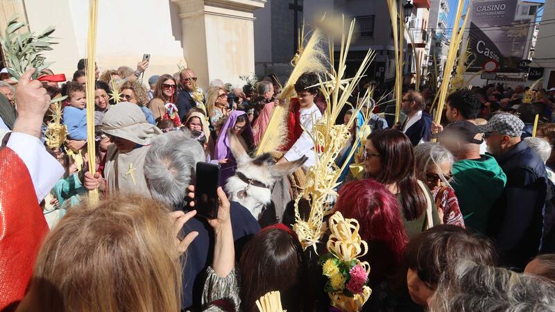 Centenares de vecinos y turistas celebran en Benidorm la tradicional ‘Bendición de la palma’ como inicio de la Semana Santa