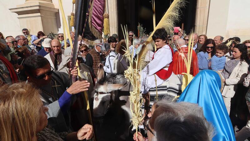 Centenares de vecinos y turistas celebran en Benidorm la tradicional ‘Bendición de la palma’ como inicio de la Semana Santa