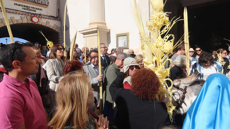 Centenares de vecinos y turistas celebran en Benidorm la tradicional ‘Bendición de la palma’ como inicio de la Semana Santa