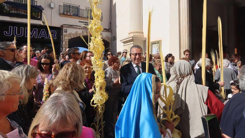 Centenares de vecinos y turistas celebran en Benidorm la tradicional ‘Bendición de la palma’ como inicio de la Semana Santa