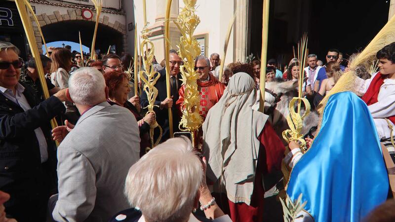 Centenares de vecinos y turistas celebran en Benidorm la tradicional ‘Bendición de la palma’ como inicio de la Semana Santa