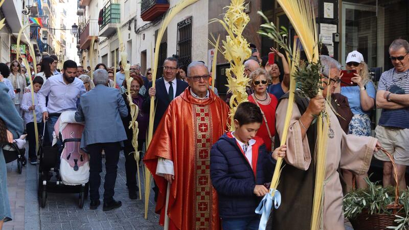 Centenares de vecinos y turistas celebran en Benidorm la tradicional ‘Bendición de la palma’ como inicio de la Semana Santa