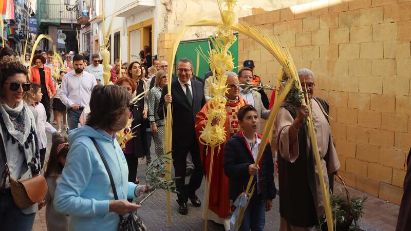 Centenares de vecinos y turistas celebran en Benidorm la tradicional ‘Bendición de la palma’ como inicio de la Semana Santa