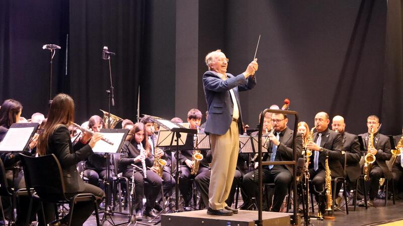 Rafael Doménech recibe el homenaje de la SM La Nova en el concierto del 11º aniversario de la entidad