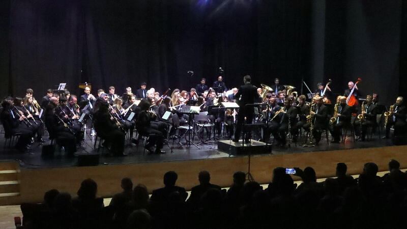 Rafael Doménech recibe el homenaje de la SM La Nova en el concierto del 11º aniversario de la entidad