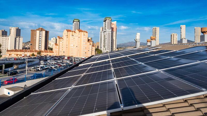 Benidorm comienza en el CEIP Miguel Hernández la instalación de placas fotovoltaicas para autoconsumo en ocho colegios de la ciudad